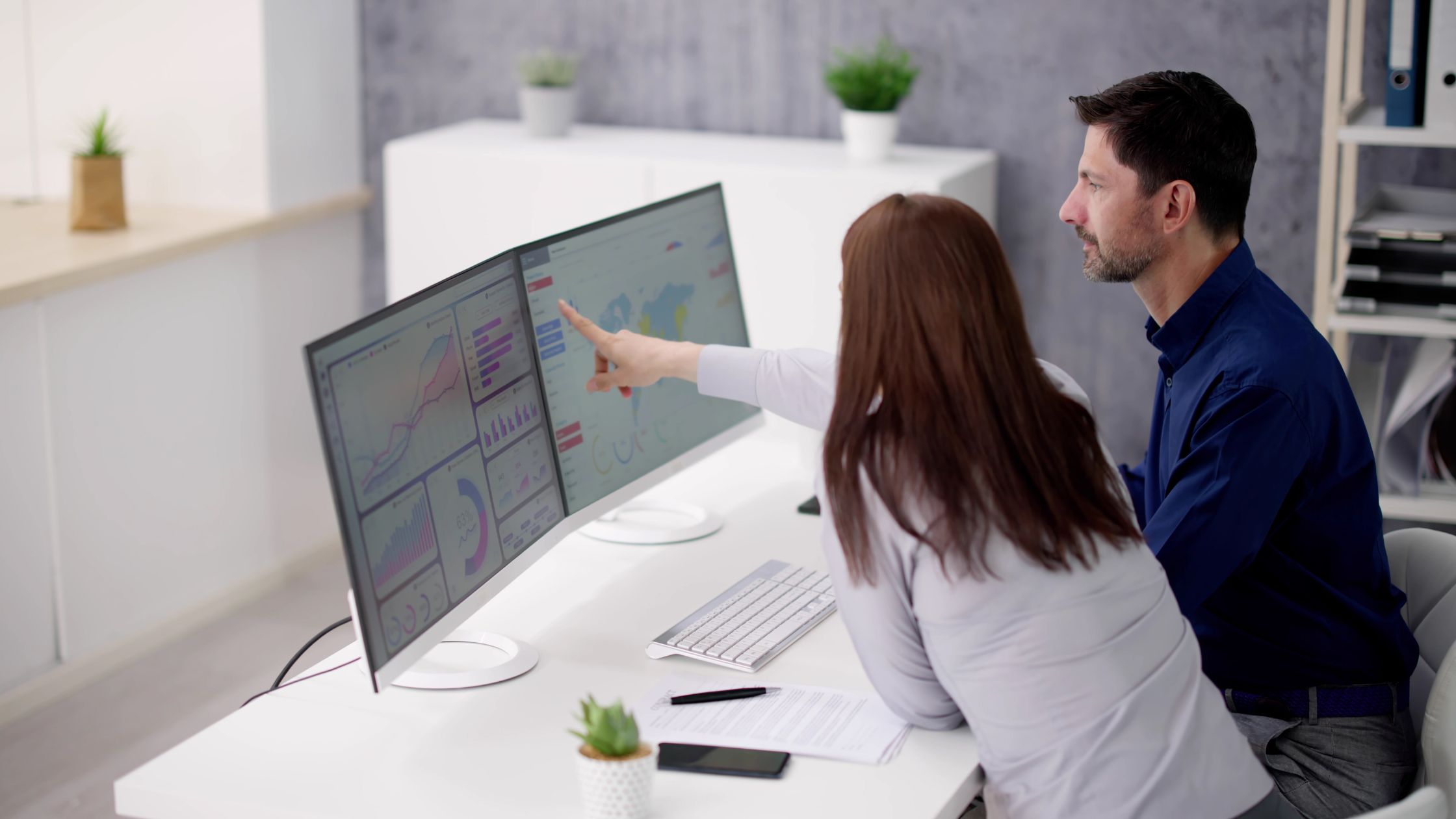 Profesionales analizando datos y métricas en una pantalla antes de optimizar una campaña de Google Ads